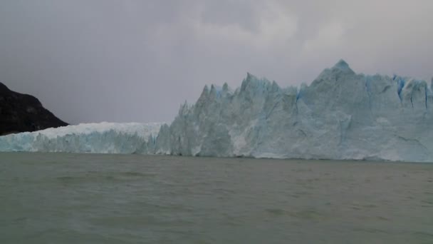 Kanten av en glaciär i Kanada — Stockvideo