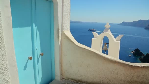 Navio passa por uma igreja da ilha grega — Vídeo de Stock