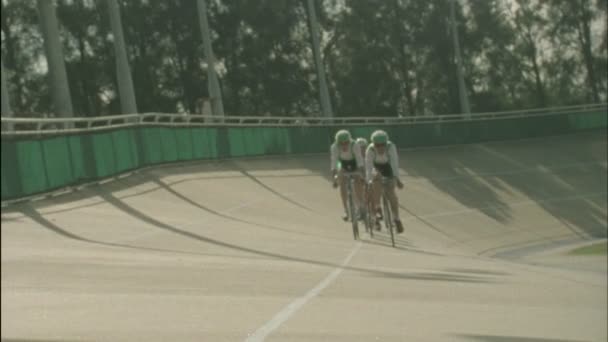 Ciclistas corren alrededor de una pista — Vídeo de stock