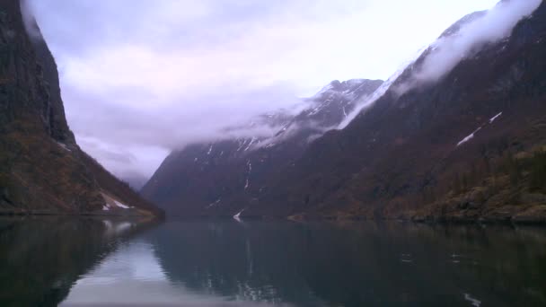 Nuvole e nebbia pendono su un fiordo — Video Stock