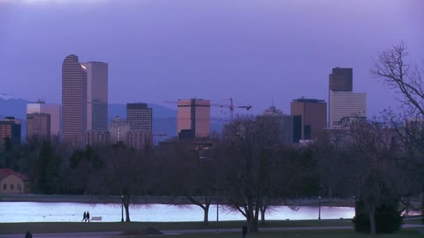Horisonten av Denver på natten — Stockvideo