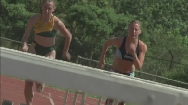 Kadınlar koş ve atlama — Stok video