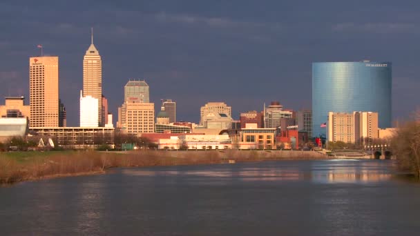 Die stadt indianapolis in der dämmerung — Stockvideo