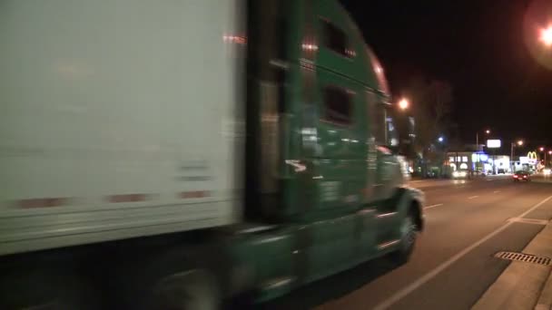 Ciężarówki jazdy w nocy — Wideo stockowe