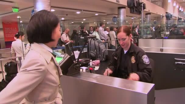 Пассажиры, прибывающие в терминал аэропорта — стоковое видео