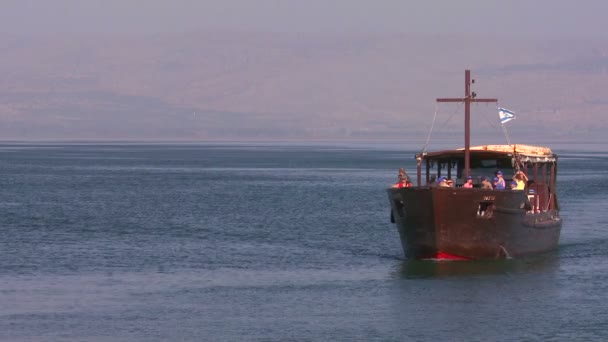 Barco levando peregrinos cristãos — Vídeo de Stock