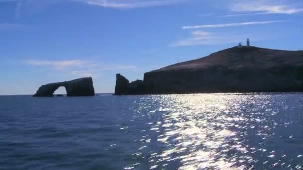 Остров Анакапа с маяком — стоковое видео
