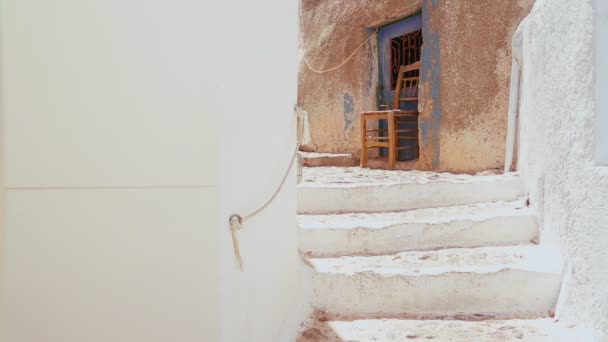 Stühle sitzen in der Gasse von Santorini — Stockvideo