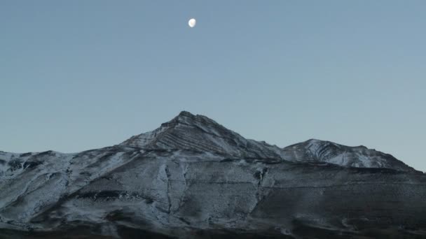 Lune se lève sur les montagnes des Andes — Video