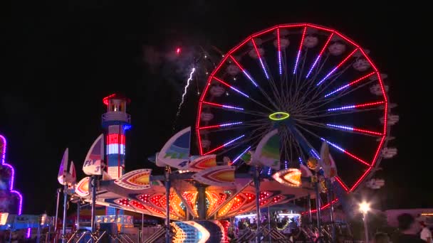 Fuegos artificiales explotan en el cielo nocturno — Vídeo de stock