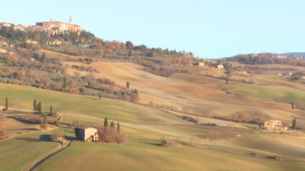 Campo de Toscana con pueblo en la cima de la colina — Vídeos de Stock