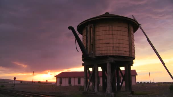 Una torre d'acqua lungo la ferrovia — Video Stock