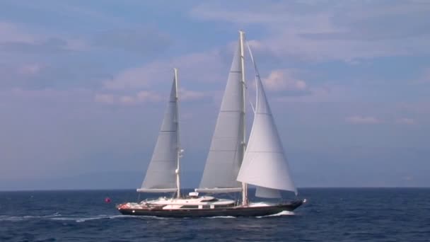 Statek żaglowy poruszającą się wzdłuż wybrzeża Morza Śródziemnego — Wideo stockowe