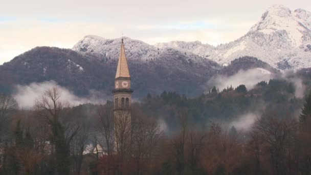 Iglesia fotografiada contra los Alpes de Eslovenia — Vídeos de Stock