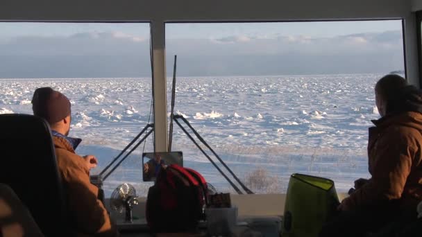 Vista através do pára-brisas de um buggy de tundra de esteira ártica — Vídeo de Stock