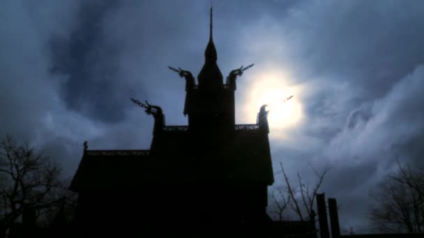 Solen skiner bakom en spooky kyrka — Stockvideo