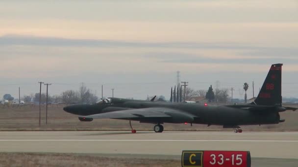 Een U-2 spion vliegtuig opstijgt — Stockvideo