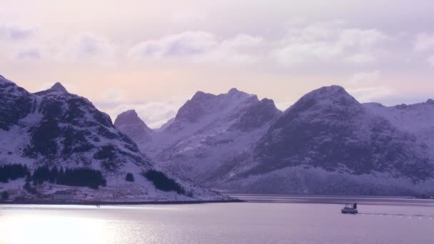 Båt huvuden genom fjordar — Stockvideo