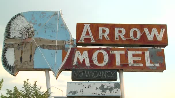 Oude motel teken functies — Stockvideo