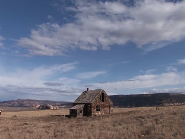 寂寞的草原上的废弃的宅基地 — 图库视频影像