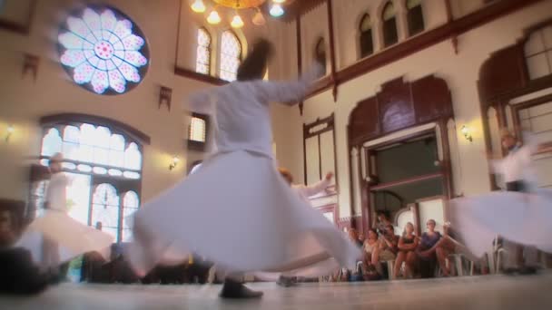 Derwische führen mystischen Tanz auf — Stockvideo
