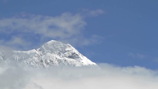 Everest περιβάλλεται από σύννεφα — Αρχείο Βίντεο