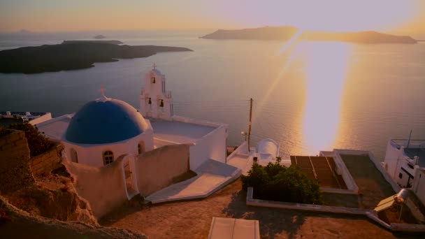 Ηλιοβασίλεμα πίσω στο ελληνικό νησί της Σαντορίνης — Αρχείο Βίντεο