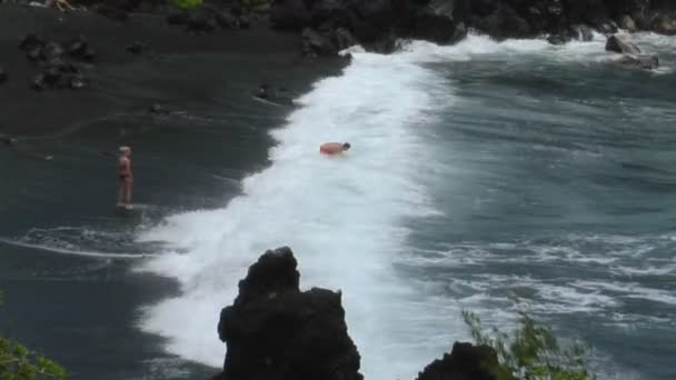 Un hombre lucha contra grandes olas — Vídeos de Stock