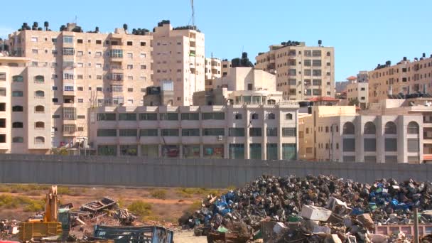 Batı Şeria bariyer arkasında Filistin binalar standı — Stok video