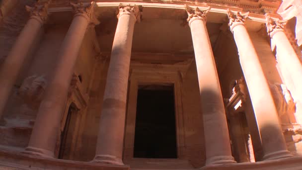 Fachada del edificio del Tesoro en Petra — Vídeo de stock