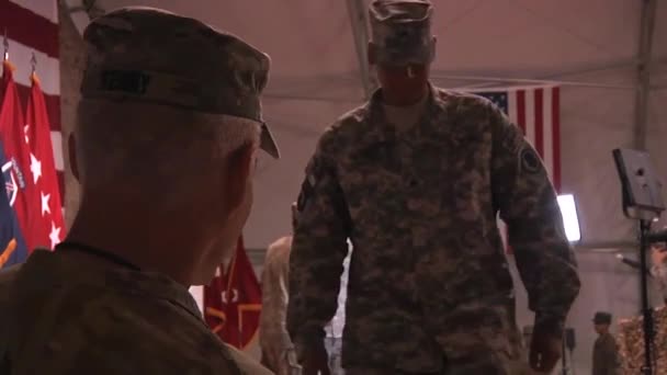 General Petraeus oversees an graduation ceremony — Stock Video