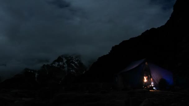 Палатка ночью в горах — стоковое видео