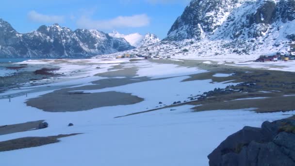 Hullámai roll hóval borított strand — Stock videók