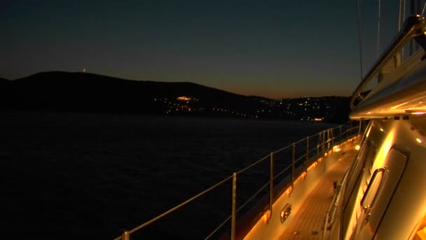 A 从一艘游艇在海上射击 — 图库视频影像