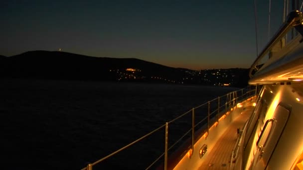 Un tiro desde un yate en el mar — Vídeo de stock