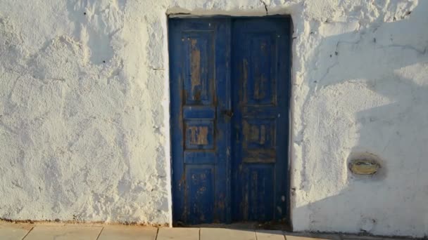 Paredes e porta azul na ilha de Santorini — Vídeo de Stock