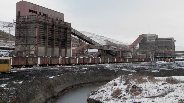 Mina abandonada con vagones de mineral — Vídeos de Stock