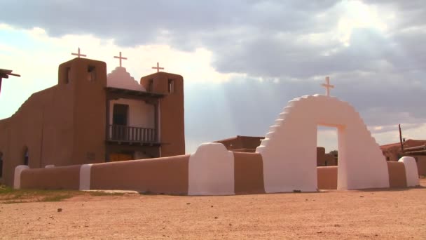 Templom áll a Taos pueblo — Stock videók