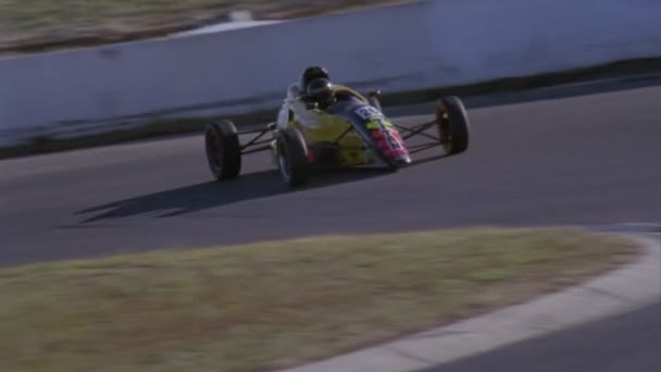 Carrera de coches de velocidad alrededor de un agudo — Vídeo de stock