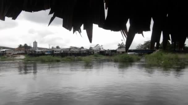 Pueblo vista desde el barco — Vídeo de stock