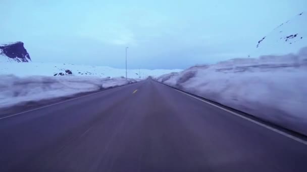 Bilen färdas längs en bergsväg — Stockvideo