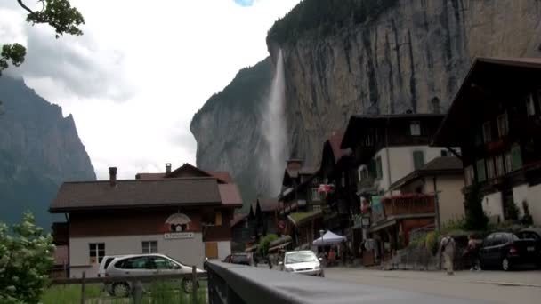 Lauterbrunnen, Suiza con cascada — Vídeos de Stock