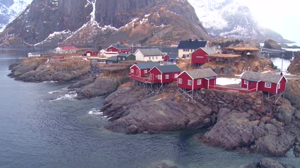 Bulutların arkasında bir kırmızı balıkçı köyü — Stok video