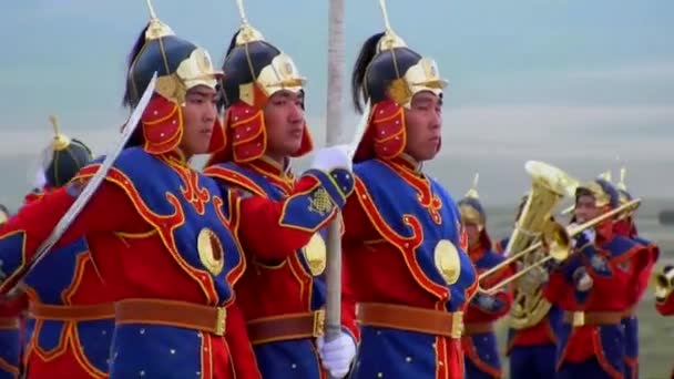 Le truppe dell'esercito mongolo marciano — Video Stock