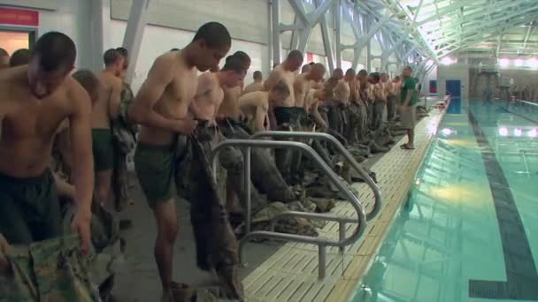 I marine in addestramento di base imparano a nuotare — Video Stock