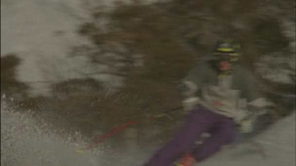 Esqui correndo um curso de descida — Vídeo de Stock