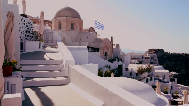 Häuser säumen die Hänge von Santorini — Stockvideo