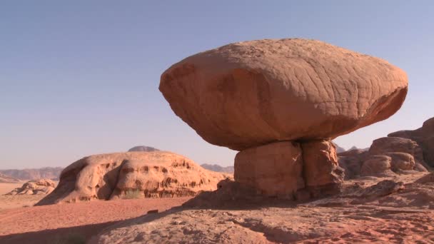 Rock stands in the Saudi desert — Stock Video