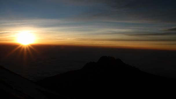 Закат солнца на скалистых горах — стоковое видео