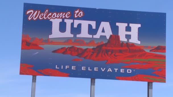 Skylt välkomnar besökare till Utah — Stockvideo